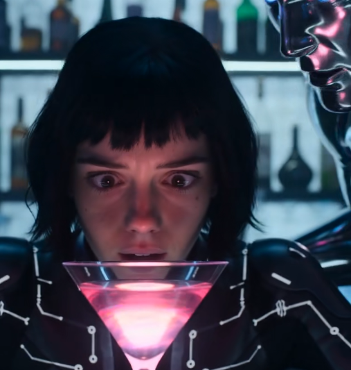 ¡SU PROPIO ANDROIDE LE SALVÓ LA VIDA! 🤖🚫 El trago estaba maldito…