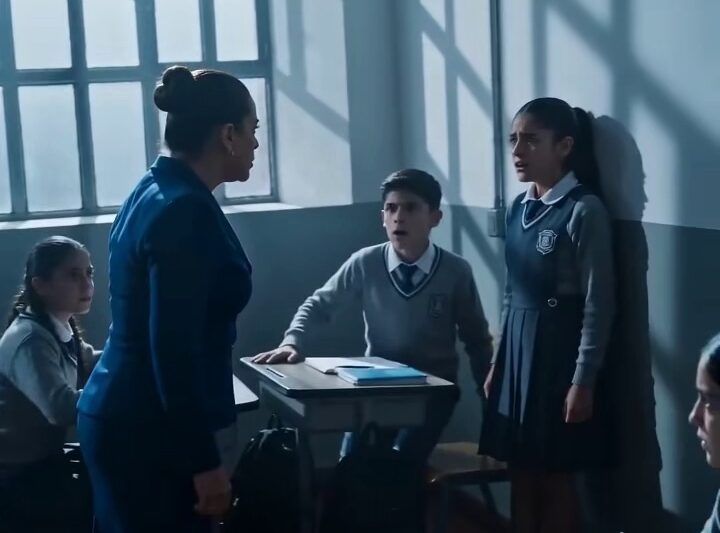 Maestra humilla a estudiante en clase pero no contaba con que el director lo estaba viendo todo